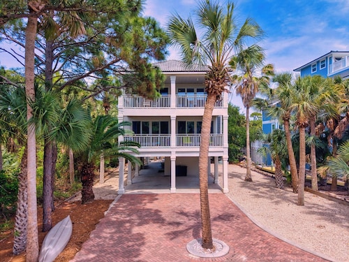 Saltwater & Sunsets - Private Pool, Tennis Court, Pet Friendly!