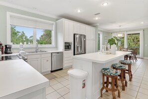 Tostadora, máquina de hielo, comedor y isla de cocina 