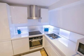 Kjøleskap, mikrobølgeovn, ovn og kjøkkenutstyr