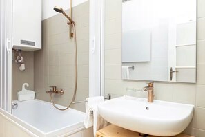 Secadora de cabello, toallas, jabón, papel de baño 