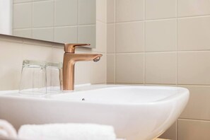 Haartrockner, Handtücher, Seife, Toilettenpapier