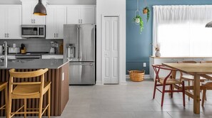 Réfrigérateur, four à micro-ondes, un four, surface de cuisson