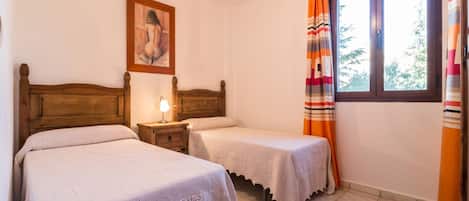 House | 1 bedroom, individually furnished, bed sheets