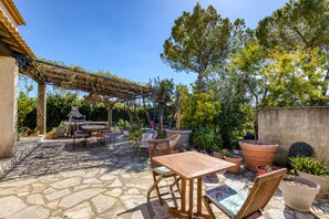 Outdoor dining - Bed and Breakfast 'Aux Amelierets' with Shared Pool, Shared Terrace and Wi-Fi (Saint-Just)