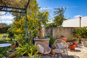 Terrace/patio - Bed and Breakfast 'Aux Amelierets' with Shared Pool, Shared Terrace and Wi-Fi (Saint-Just)