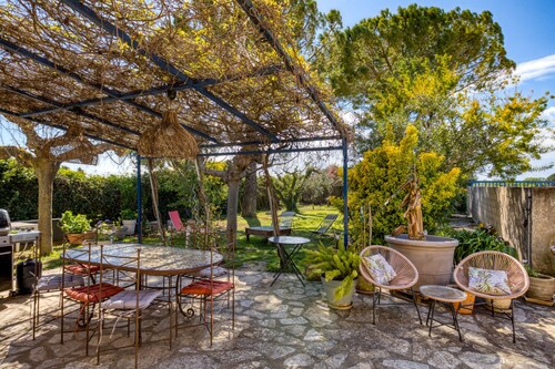 Guest Room 'Aux Amelierets' with Shared Pool, Shared Terrace and Wi-Fi