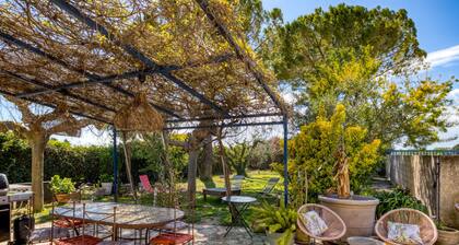 Guest Room 'Aux Amelierets' with Shared Pool, Shared Terrace and Wi-Fi