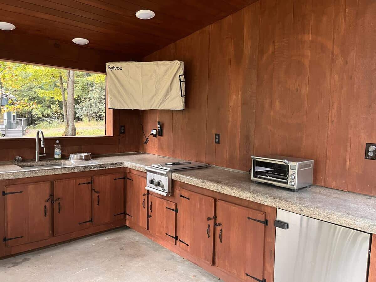 Coffee/tea maker, fridge, microwave, toaster