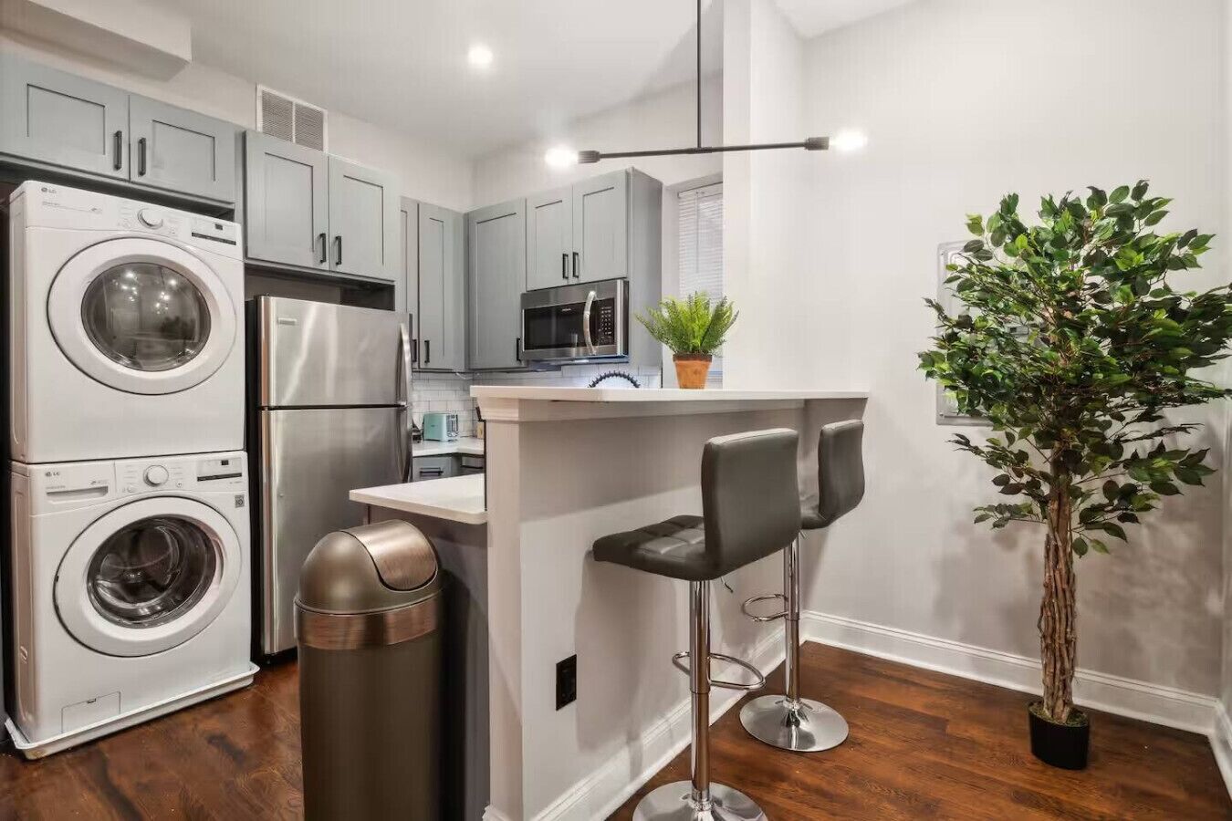 Réfrigérateur, four à micro-ondes, un four, surface de cuisson