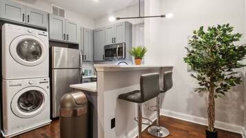 Réfrigérateur, four à micro-ondes, un four, surface de cuisson