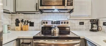 Jr 1Br w/2 Beds | Sleeps 4 | 10 min to DT