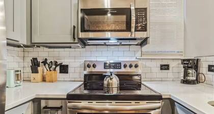 Jr 1Br w/2 Beds | Sleeps 4 | 10 min to DT