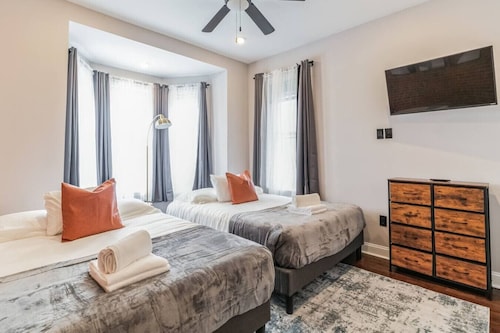 Jr 1Br w/2 Beds | Sleeps 4 | 10 min to DT