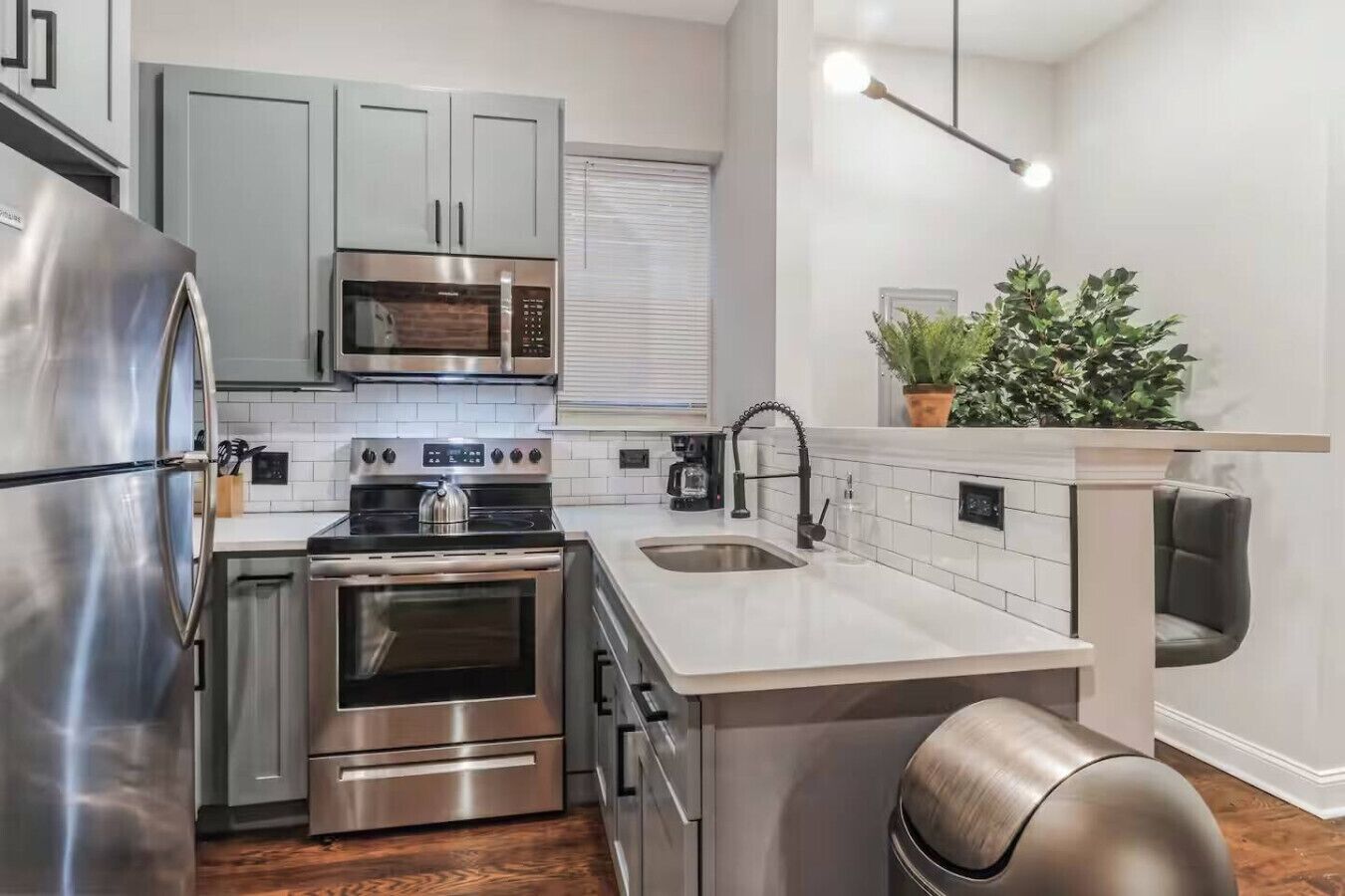 Frigorifero, microonde, forno, piano cottura