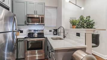 Kühlschrank, Mikrowelle, Ofen, Herdplatte