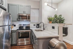 Réfrigérateur, micro-ondes, four, plaque de cuisson