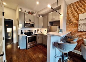 Frigorifero, microonde, forno, piano cottura