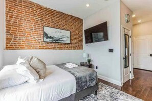 Tabla de planchar con plancha, wifi y ropa de cama 