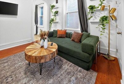 Lovely 1/1 Center City | King Bed | Sleeper Sofa