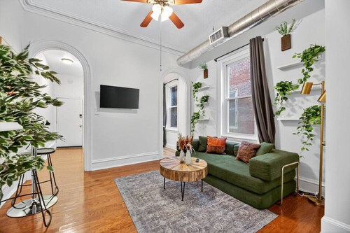 Lovely 1/1 Center City | King Bed | Sleeper Sofa