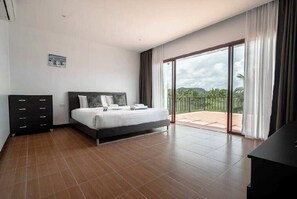 3 Schlafzimmer, Schreibtisch, Bügeleisen/Bügelbrett, WLAN