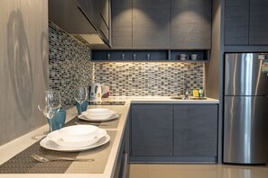 Refrigerador, microondas, tostadora, mesa de comedor