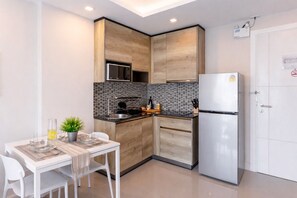 Refrigerador, microondas, cafetera y tetera y tostadora 