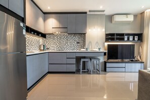 Refrigerador, microondas, placa de cocina, tostadora