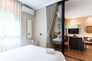 1 habitación, escritorio, tabla de planchar con plancha y wifi 
