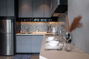 Refrigerador, microondas, placa de cocina, tostadora