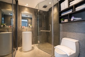 Bathroom - Suite Vista 1BR | Rooftop Pool | Citygate Kamala (Tambon Kammala)