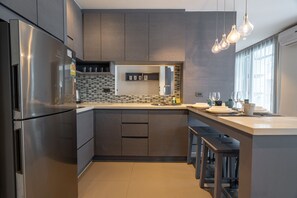 Refrigerador, microondas, placa de cocina, mesa de comedor