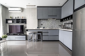 Refrigerador, microondas, placa de cocina, mesa de comedor