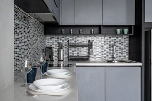 Refrigerador, microondas, placa de cocina, mesa de comedor
