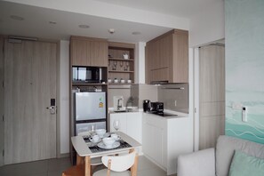 Refrigerador, microondas, placa de cocina, tostadora