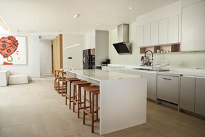 ثلاجة، ميكروويف، فرن، موقد طهي مسطح