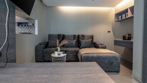 Un salon moderne avec un canapé, une table basse et une table à manger.
