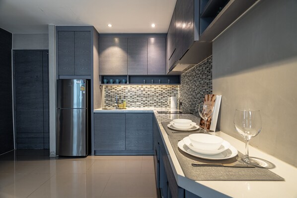 Refrigerador, microondas, placa de cocina, tostadora