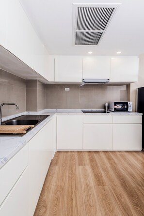 Jääkaappi, mikroaaltouuni, liesi, leivänpaahdin