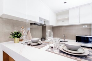 Refrigerador, microondas, placa de cocina, mesa de comedor