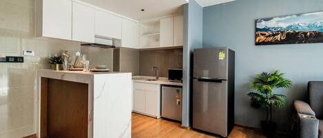 Réfrigérateur, micro-ondes, plaque de cuisson, tables à manger