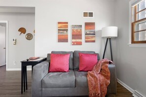 Smart TV y chimenea 
