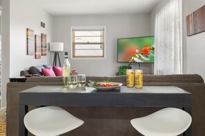 Smart TV, fireplace
