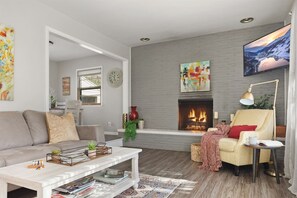 Smart TV, fireplace - Cheer on Purdue! Cozy Stay Near Campus & Parks (West Lafayette)
