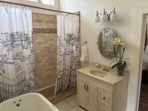 Shower, hair dryer, towels, soap - Harrison Historical House on 2nd Street near Beach (Gulfport)