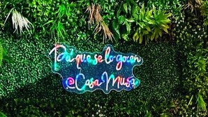 Un letrero de neón con el texto