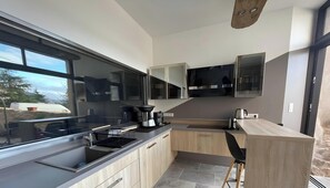 Jääkaappi, mikroaaltouuni, uuni, liesi