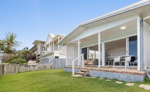 Outdoor dining - The Beach House (Gold Coast)