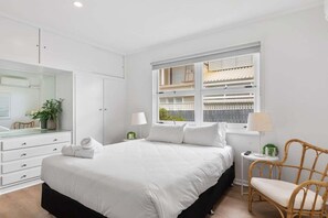 3 habitaciones, tabla de planchar con plancha, wifi y ropa de cama 