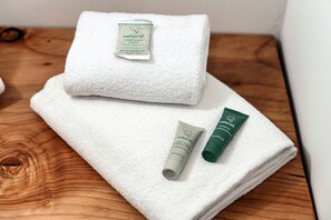 Deluxe Studio | Bathroom